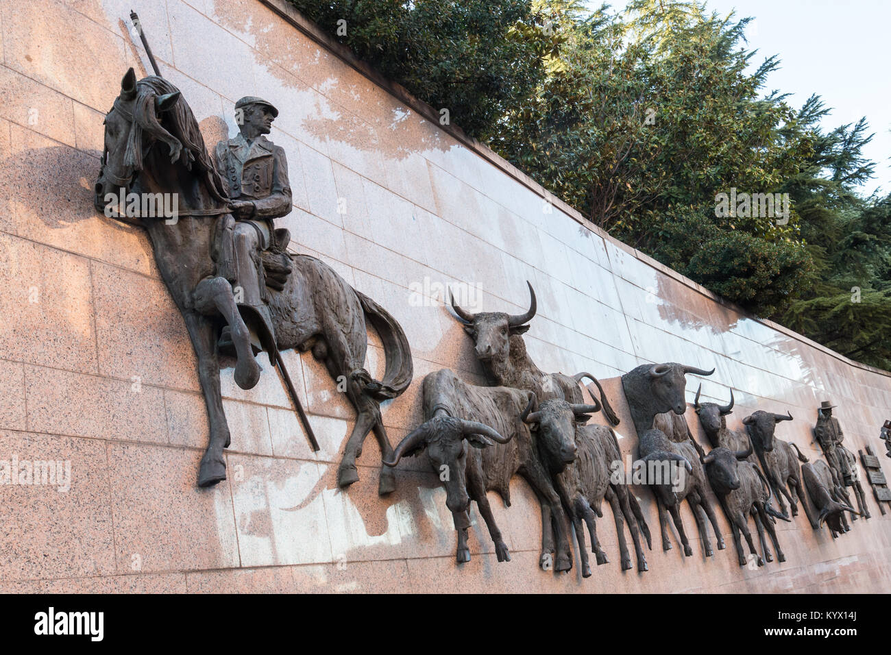 Wand statuee 'Ausführen von Bullen" an der Plaza de Toros de Las Ventas, Madrid, Spanien. Stockfoto