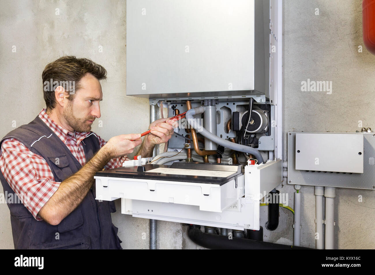 Klempner Instandsetzung ein Brennwertkessel Stockfoto