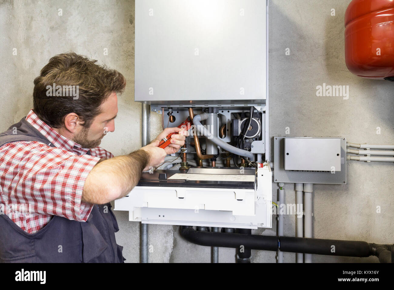 Klempner Instandsetzung ein Brennwertkessel Stockfoto