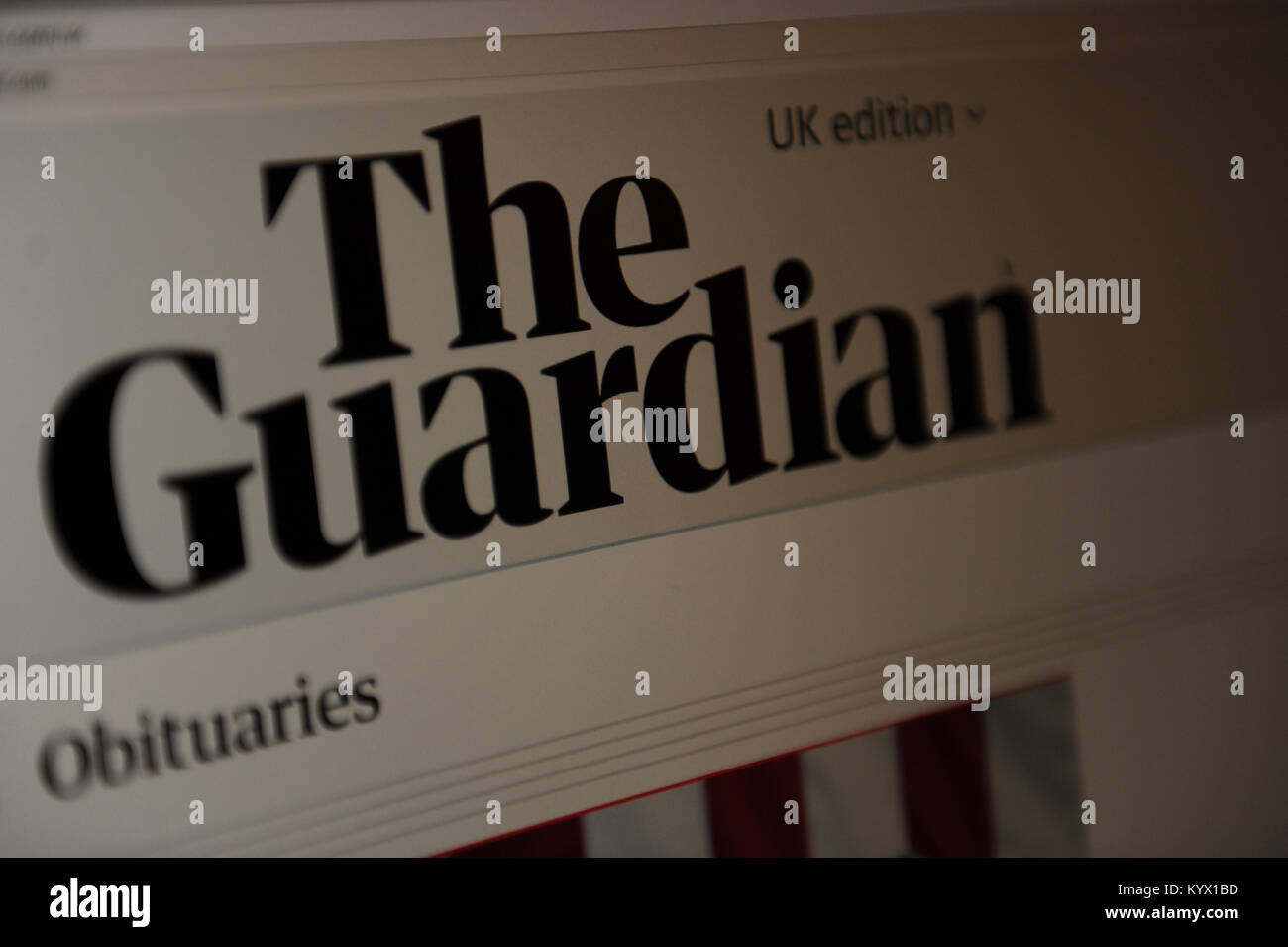 Eine Frau sieht die Neugestaltung der online Ausgabe des Guardian Stockfoto