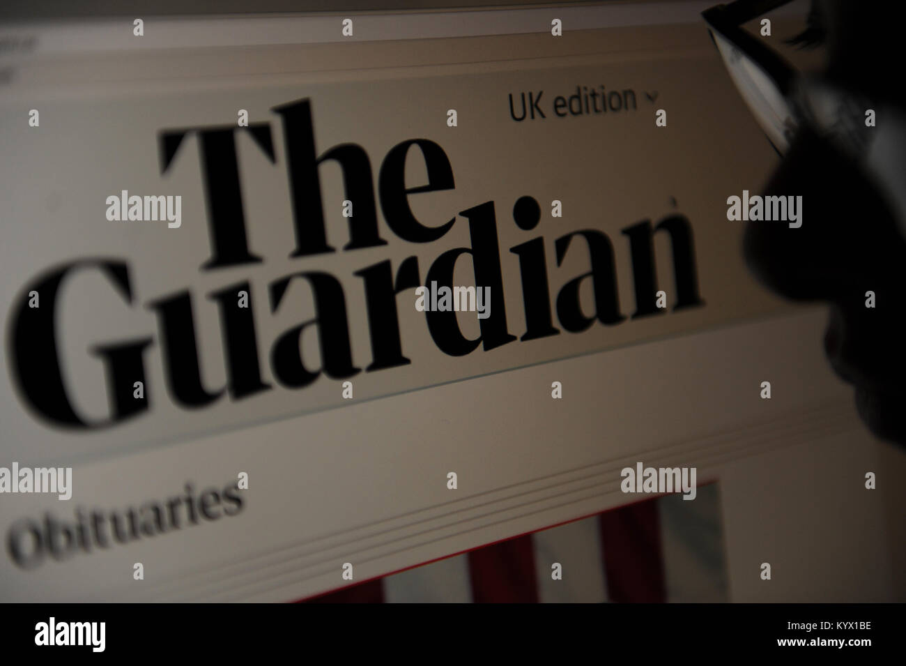 Eine Frau sieht die Neugestaltung der online Ausgabe des Guardian Stockfoto