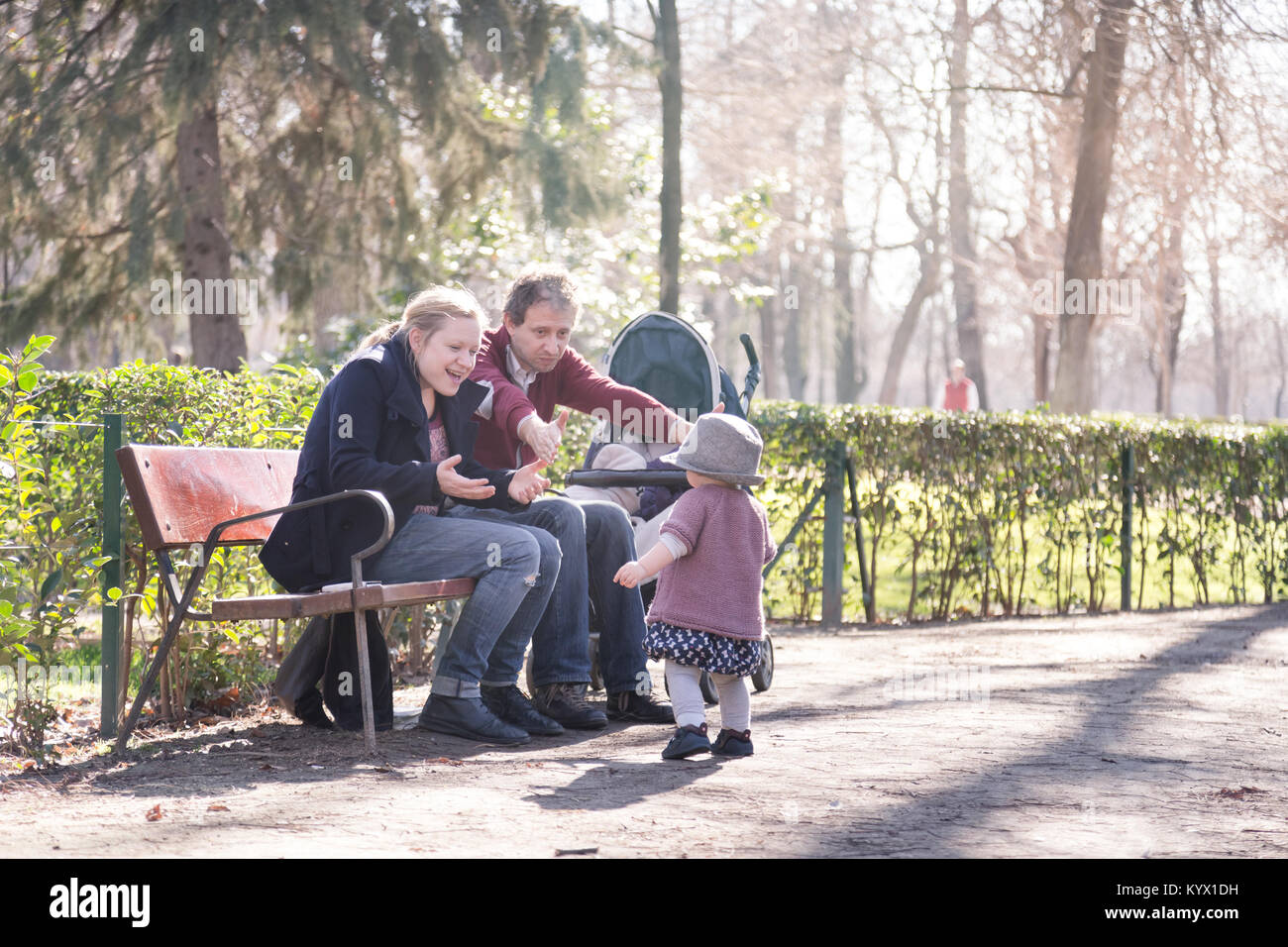 Familie mit Kind. Erste Schritte der Kid in der großen Welt. Stockfoto