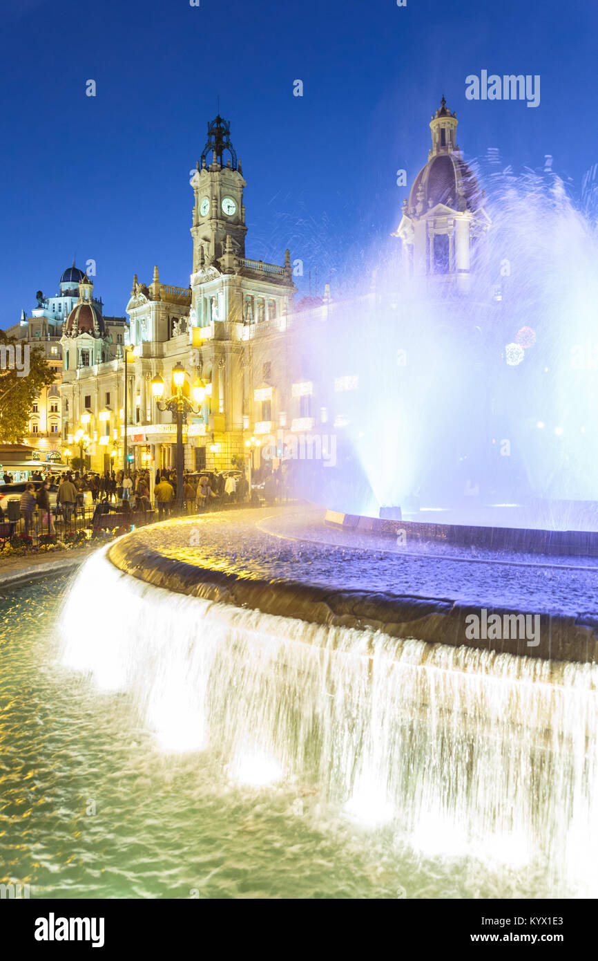Brunnen auf moderne Plaza der Stadt Halle von Valencia, Rathausplatz, Spanien. Stockfoto