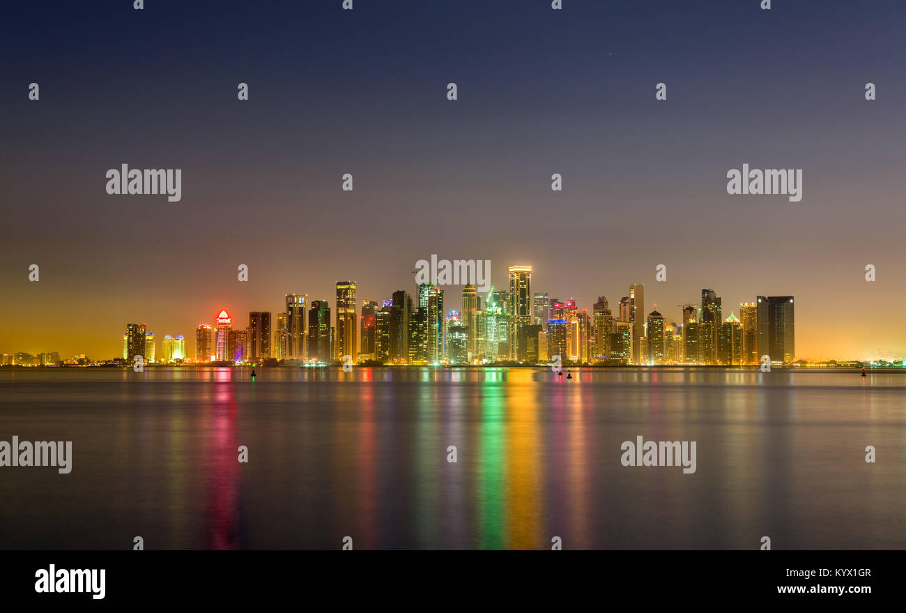 Skyline von Doha in der Nacht. Die Hauptstadt von Qatar Stockfoto