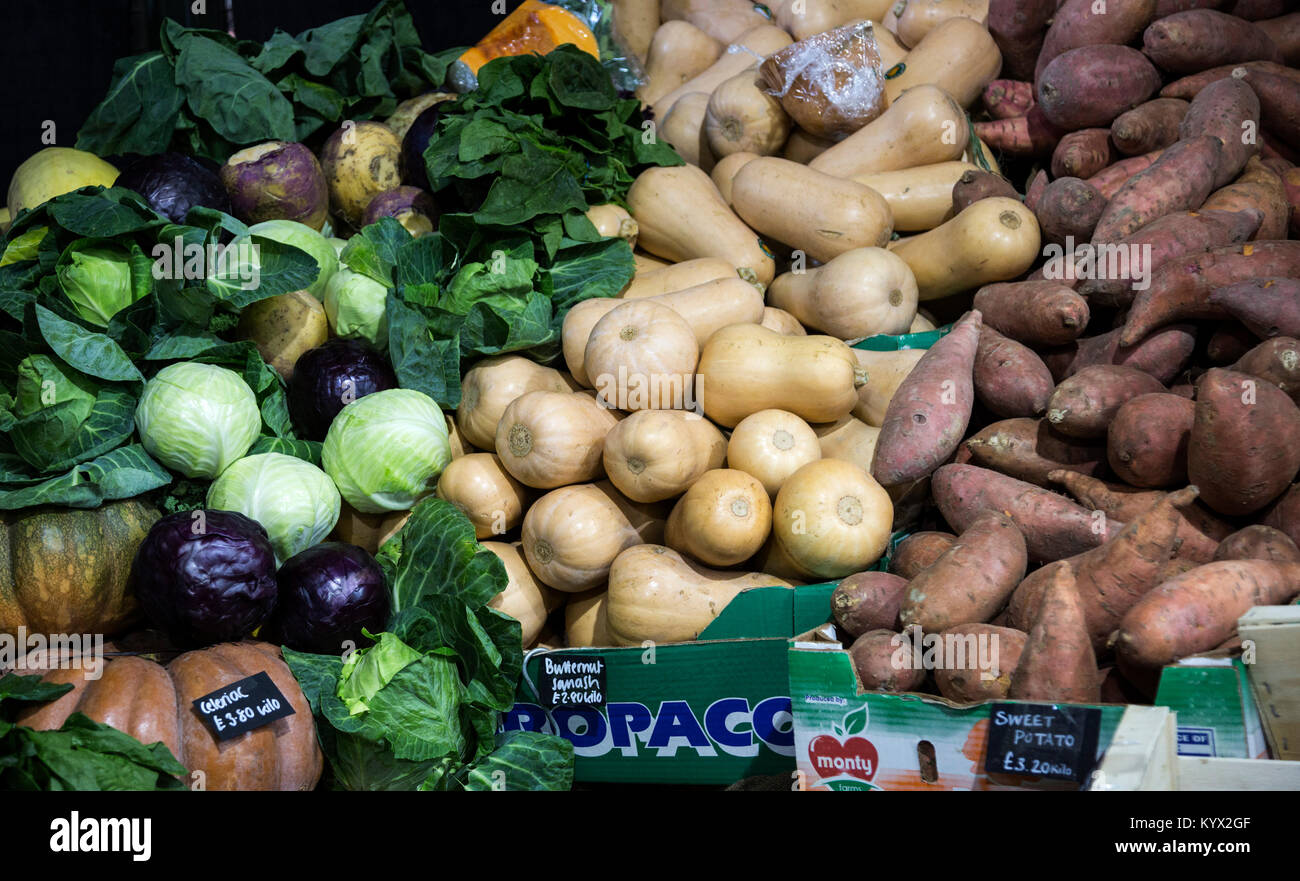 Kohl, Kürbis und Süßkartoffeln auf Verkauf zu einem Farmers Market Stockfoto