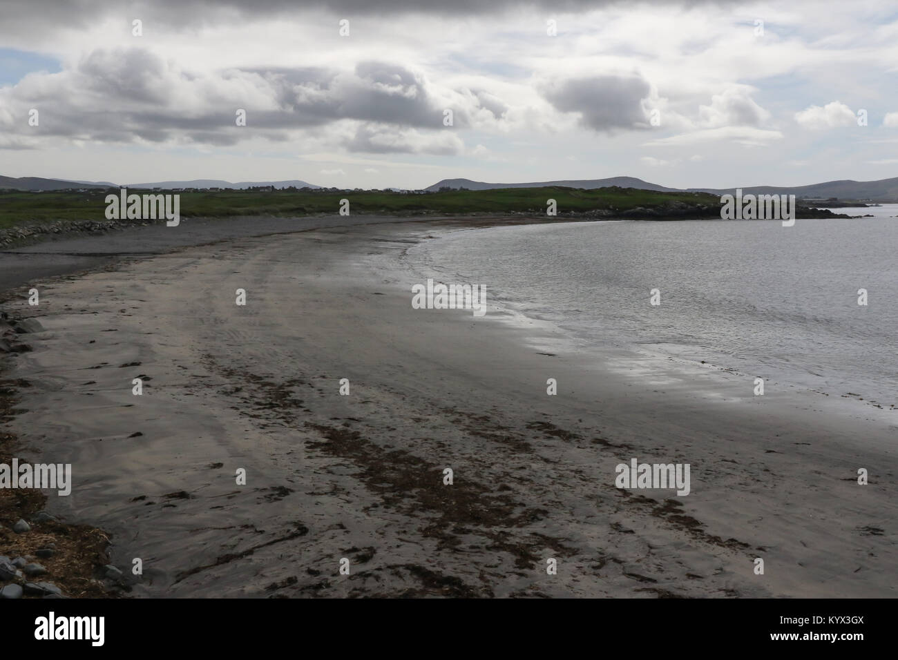 Weißen Strand Strand, County Kerry. Ein Strand mit Blauer Flagge in der Nähe von cahirsiveen im County Kerry. Stockfoto