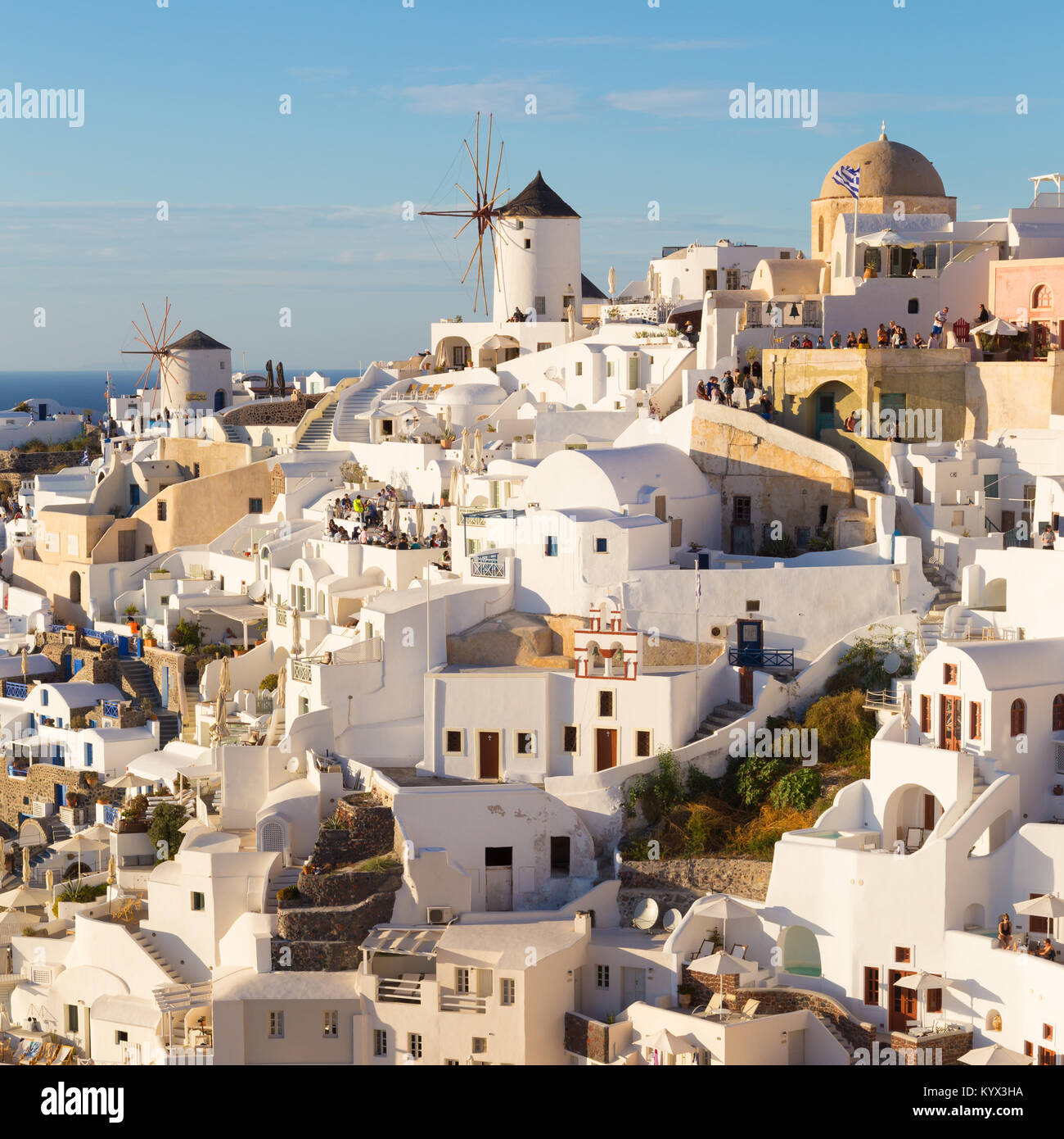 Das Dorf Oia bei Sonnenuntergang, Insel Santorini, Griechenland. Stockfoto