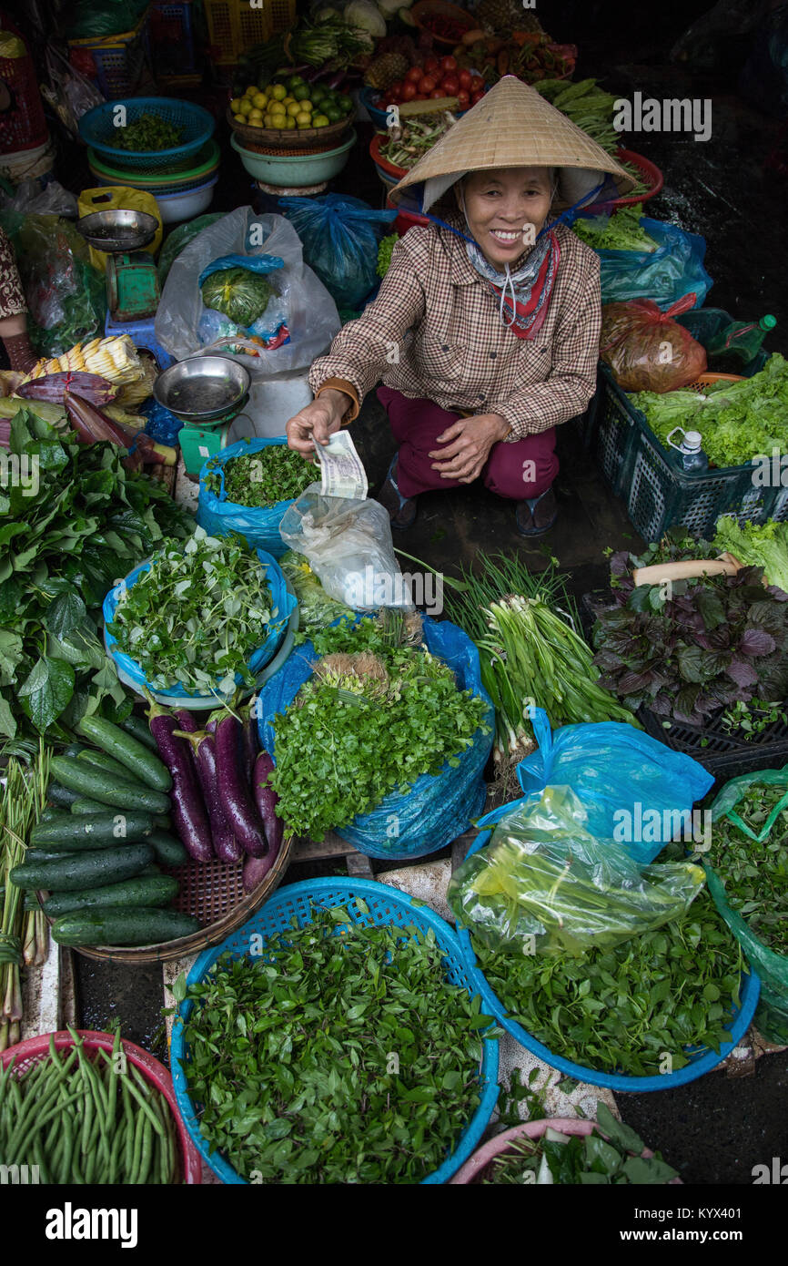 Hoi An Wet Market - Obwohl die meisten vietnamesischen Märkten sehr bunt und aktiv sind, Hoi An der "nassen" Markt positiv brummt und vibriert mit Action von m Stockfoto