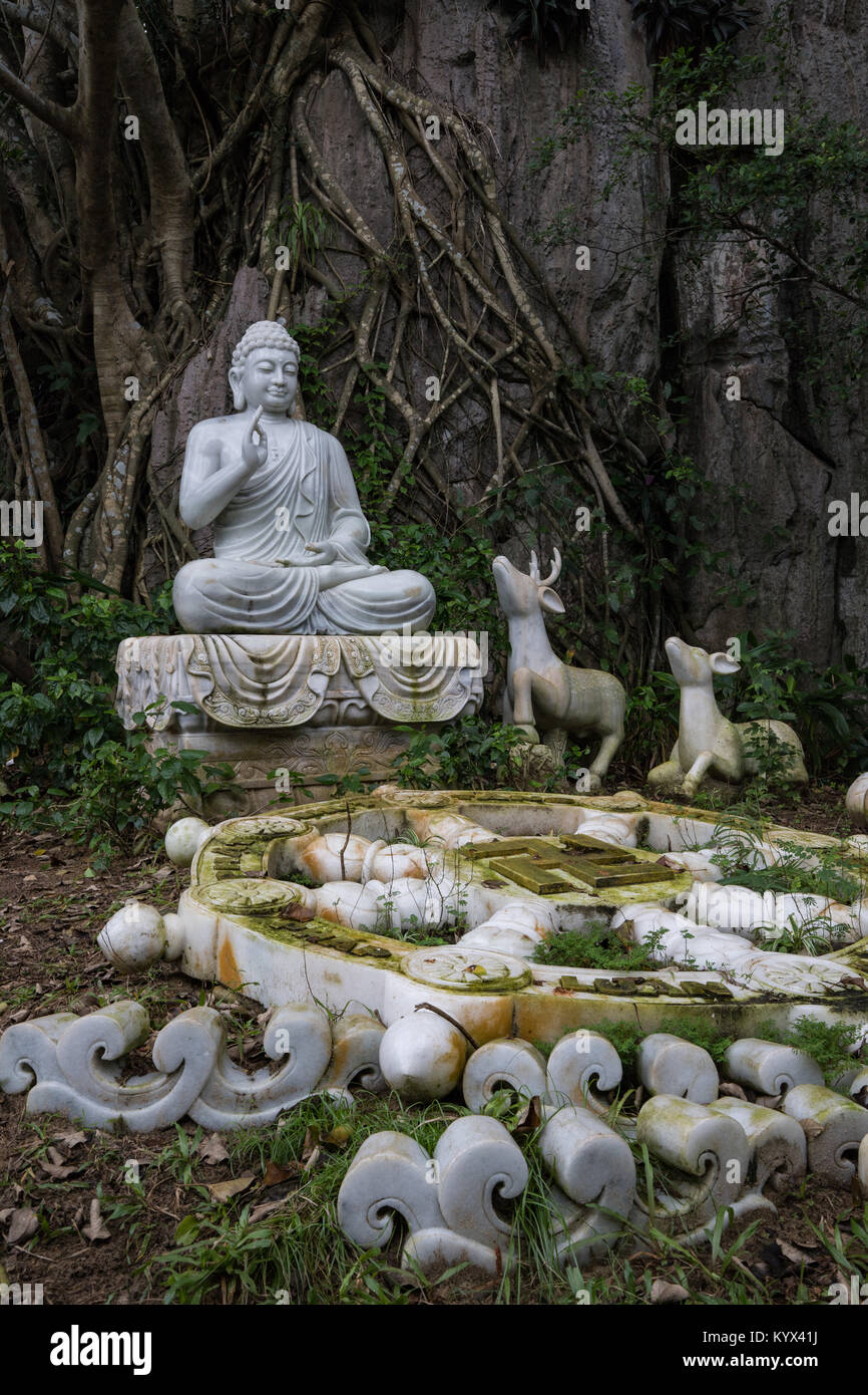 Die Marble Mountains sind fünf Hügel aus Kalkstein und Marmor in der Nähe von Danang Vietnam gemacht. Jeder Berg ist einer der fünf Elemente des Stockfoto