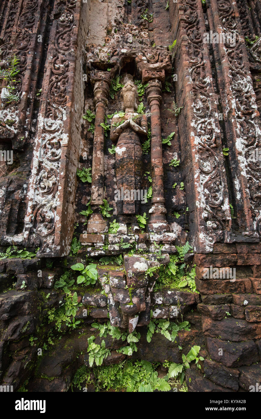 Apsara an Meinem Sohn Ruinen - mein Sohn Ruinen & Sanctuary sind in einem kleinen Tal in Quang Nam Provinz, etwa 40 Kilometer von Hoi An Stadt. Der Cham Ruinen in V Stockfoto