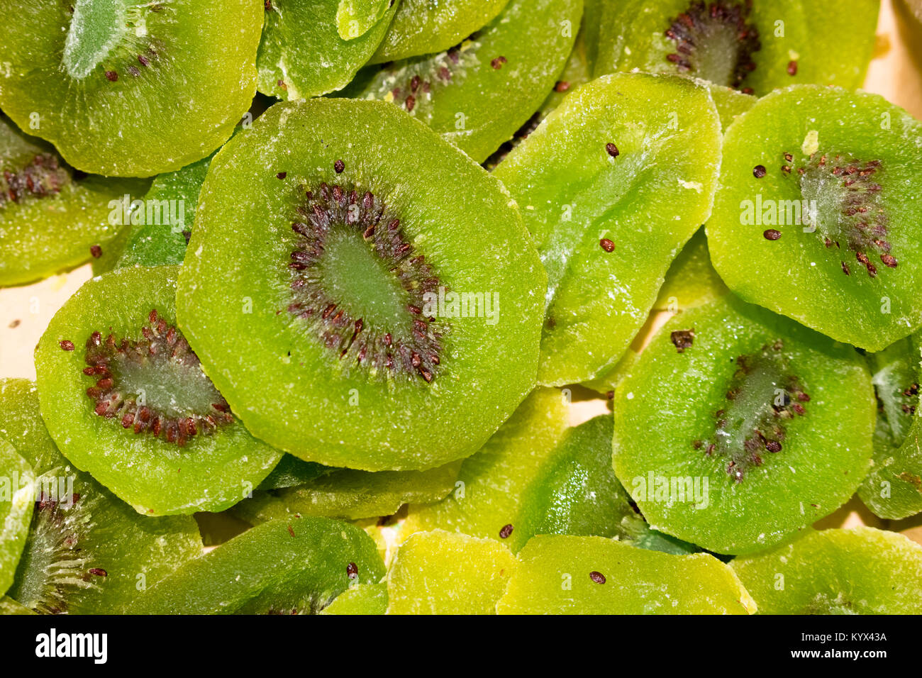 Getrocknete Kiwis auf einem Stapel auf einen Lebensmittelmarkt, coloful getrocknete Früchte, getrocknete Früchte Stockfoto