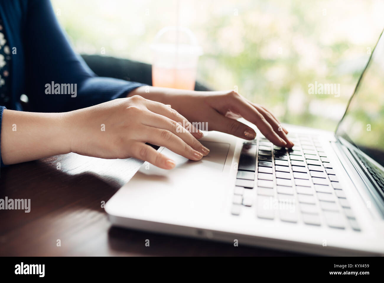 Bild der jungen Frau, die in Heimarbeit, kleines Büro beschnitten Stockfoto