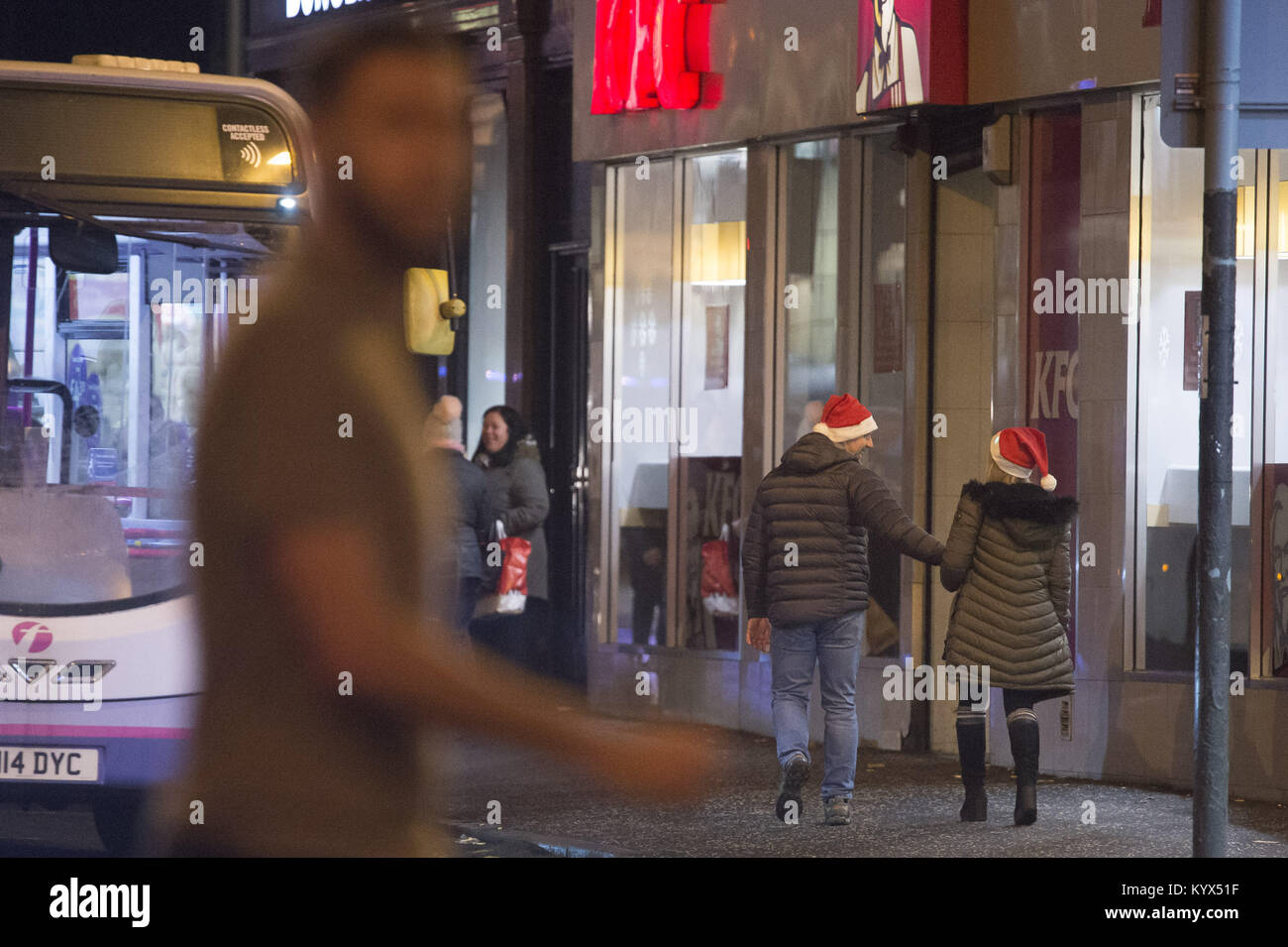 Weihnachten Nachtschwärmer Party im Stadtzentrum von Glasgow so viele office Parteien die festliche Jahreszeit zu feiern haben. Mit: Weihnachten Nachtschwärmer Wo: Glasgow, Großbritannien Wann: 17 Dec 2017 Credit: WENN.com Stockfoto