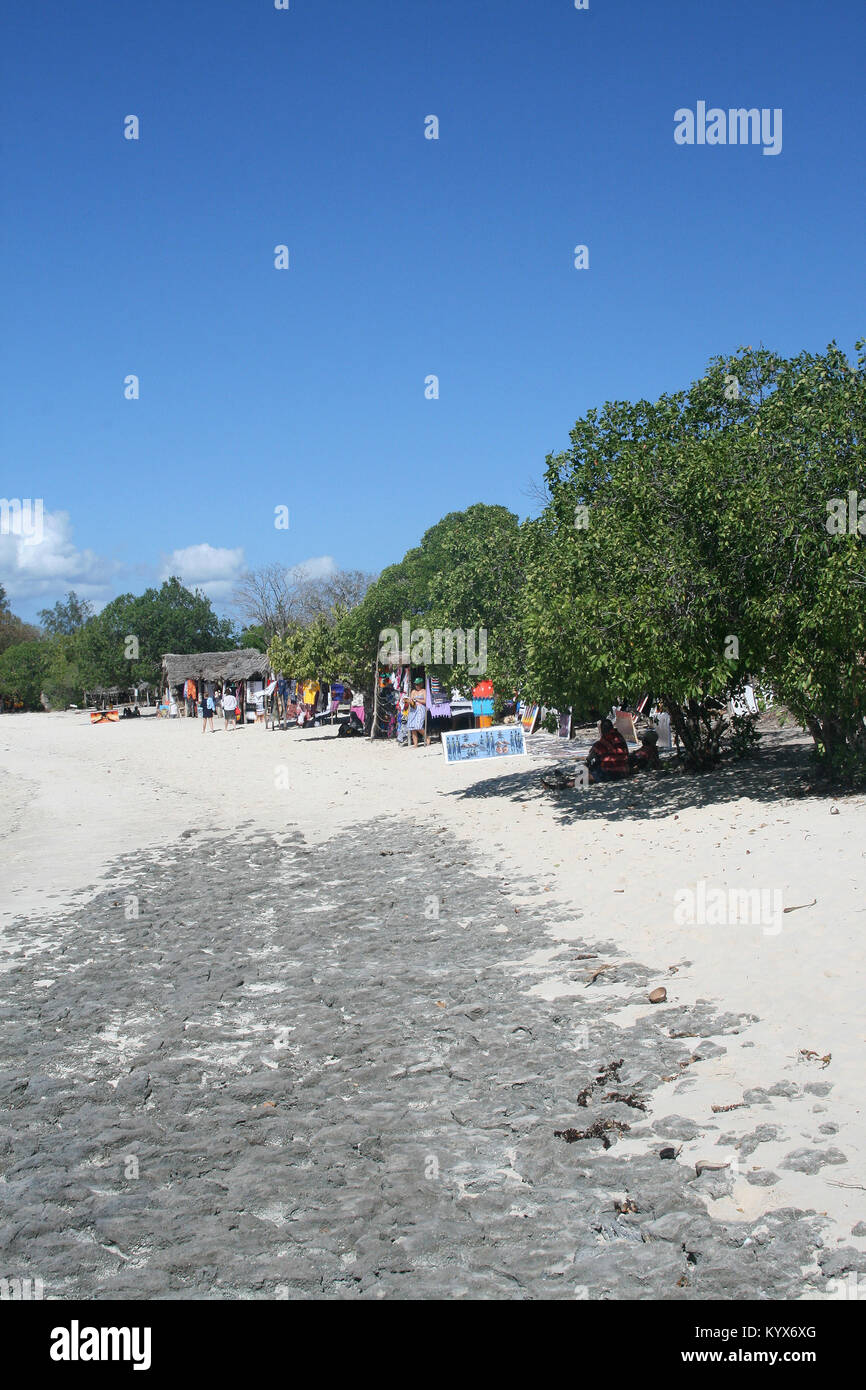 Anbieter von Stoff und Teppich Ständen am Strand, Sansibar, Tansania. Stockfoto