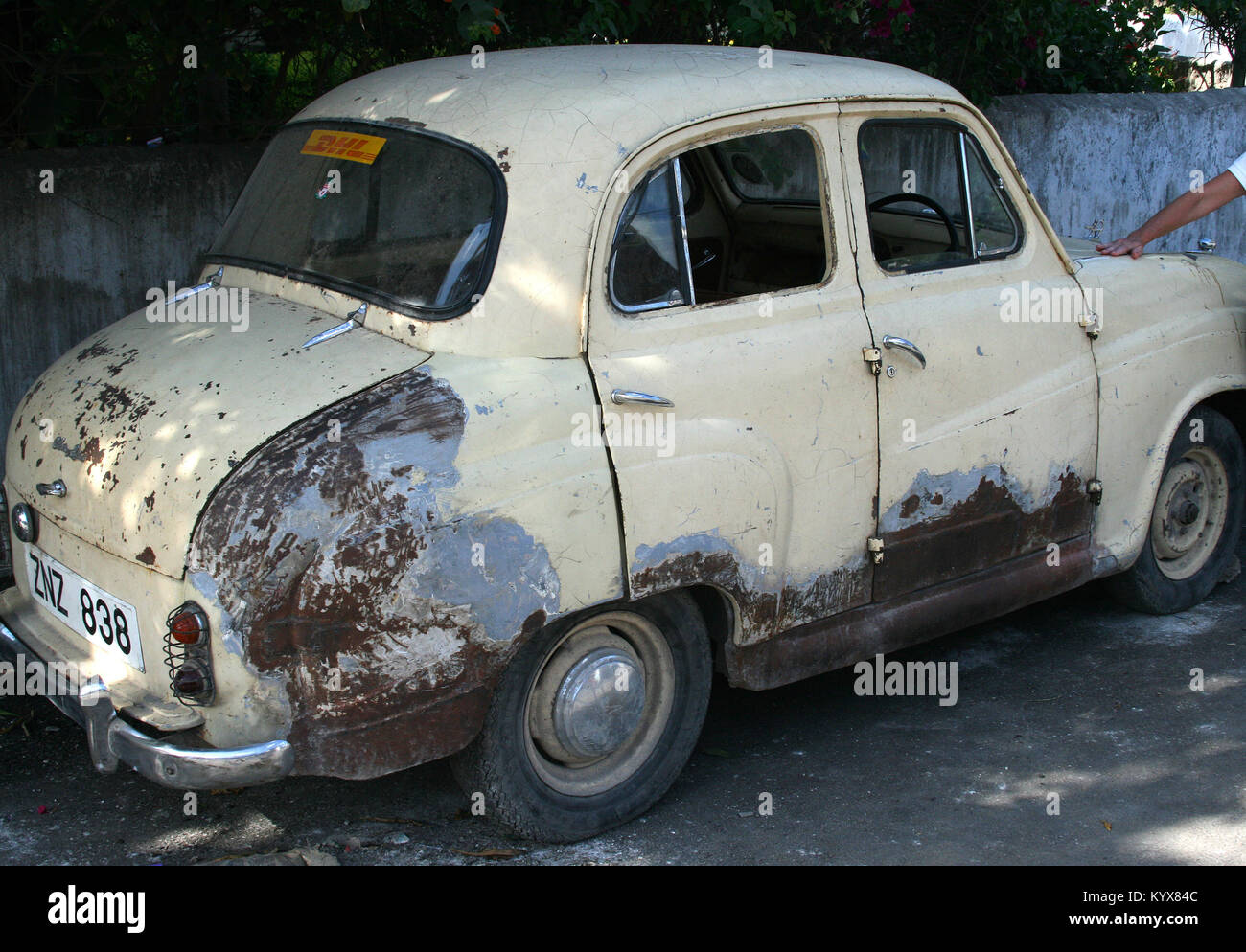Alten baufällig Auto auf Bürgersteig, Stone Town, Sansibar, Tansania abgebaut. Stockfoto