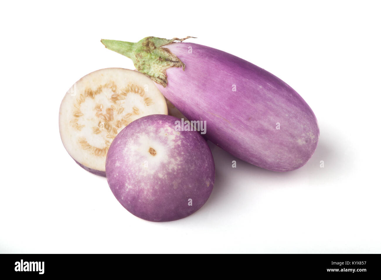 Lila und Weiß Auberginen auf weißem Hintergrund Stockfoto