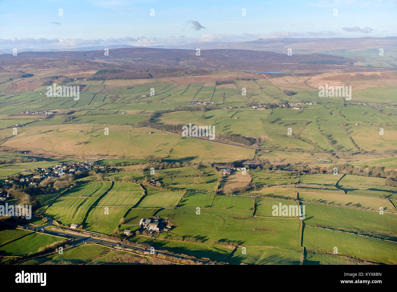 Ein Luftbild der Yorkshire Dales, Blick nach Norden von der Skipton, North Yorkshire, Nordengland, Großbritannien Stockfoto