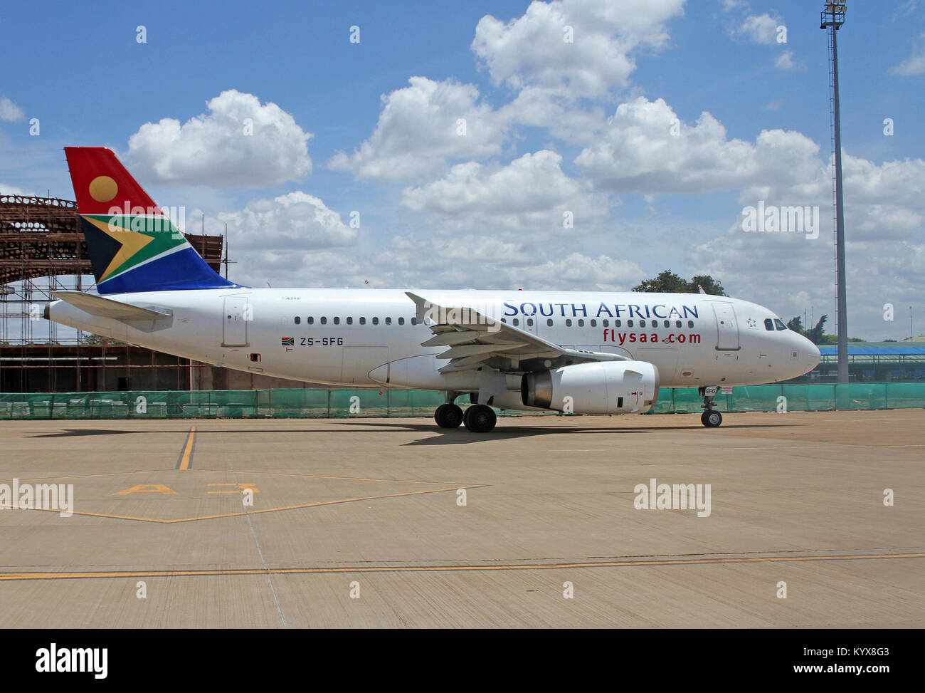 South African Airways, SAA, A319 Airbus-Familie schmalem Rumpf Jet Airliner am Harry Mwanga Nkumbula International Airport, Livingstone, Sambia. Stockfoto
