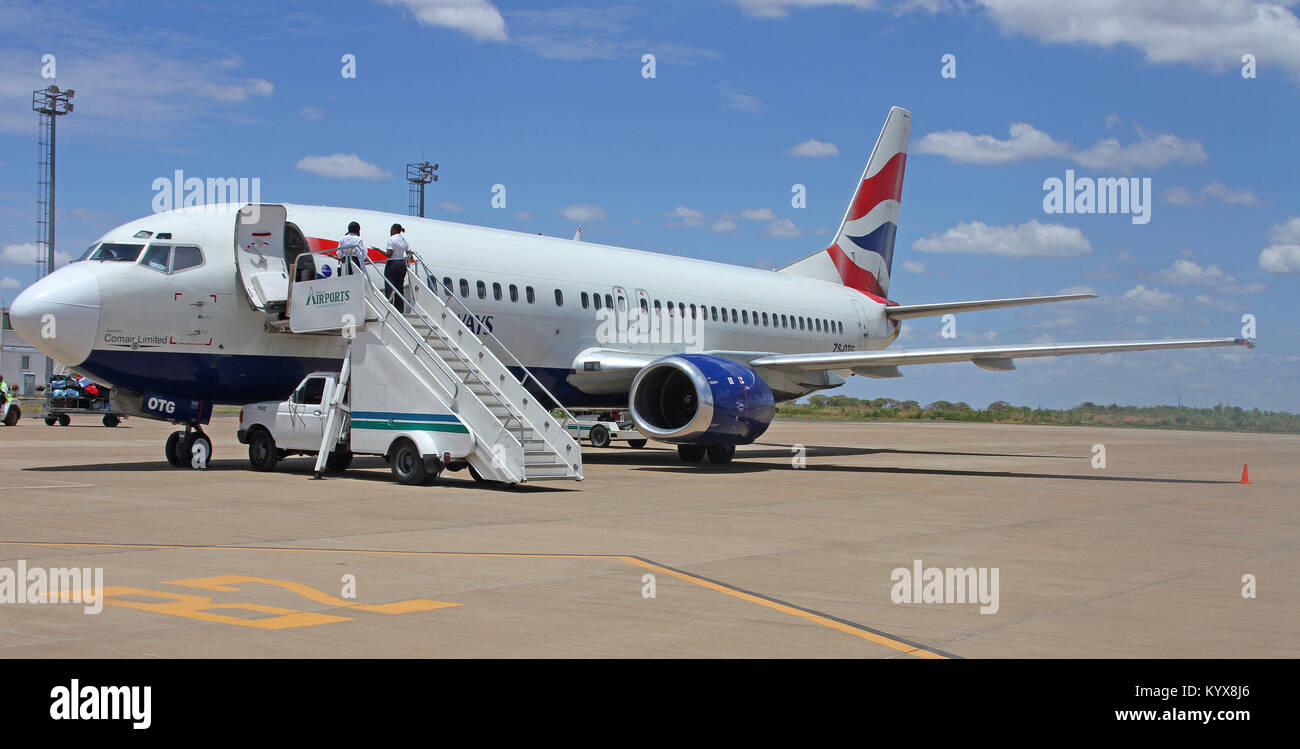 South African Airways, SAA, Airstairs Lkw Passagiere laden in die A319 Airbus Familie Schmalrumpfflugzeuge Jet Airliner in Mwanga Harry Nkumbula Internati Stockfoto