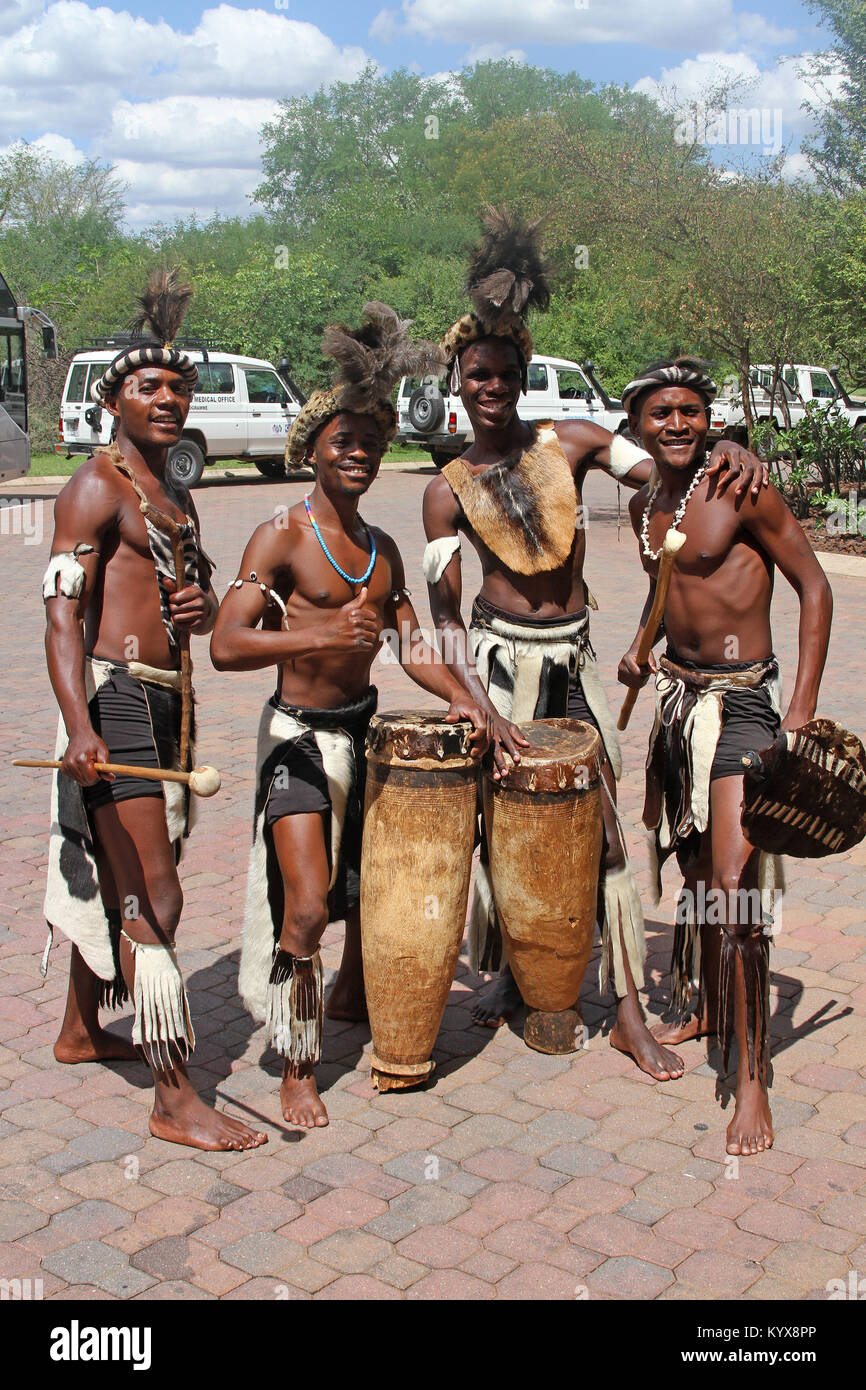 Zulu Stammes-Darsteller, in der Nähe von Victoria Falls, Simbabwe. Stockfoto