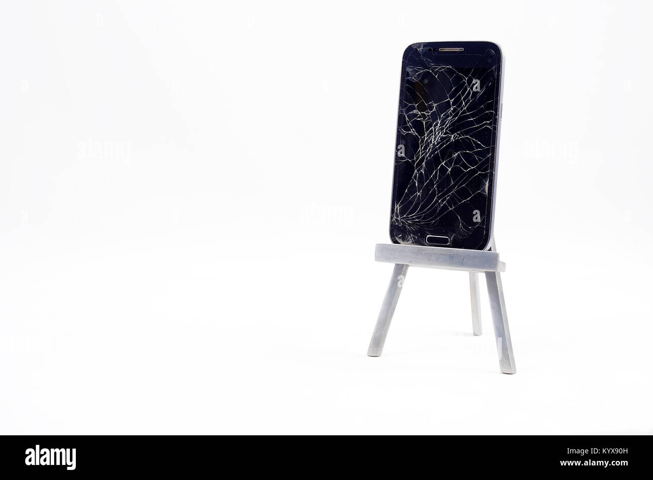 Ein Handy mit dem Display gebrochen/verkratzt. Insgesamt weißen Hintergrund. Stockfoto