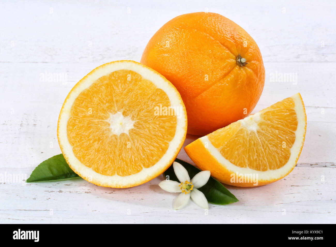 Orange Orangen Obst Früchte auf einem Holzbrett Holz Stockfoto