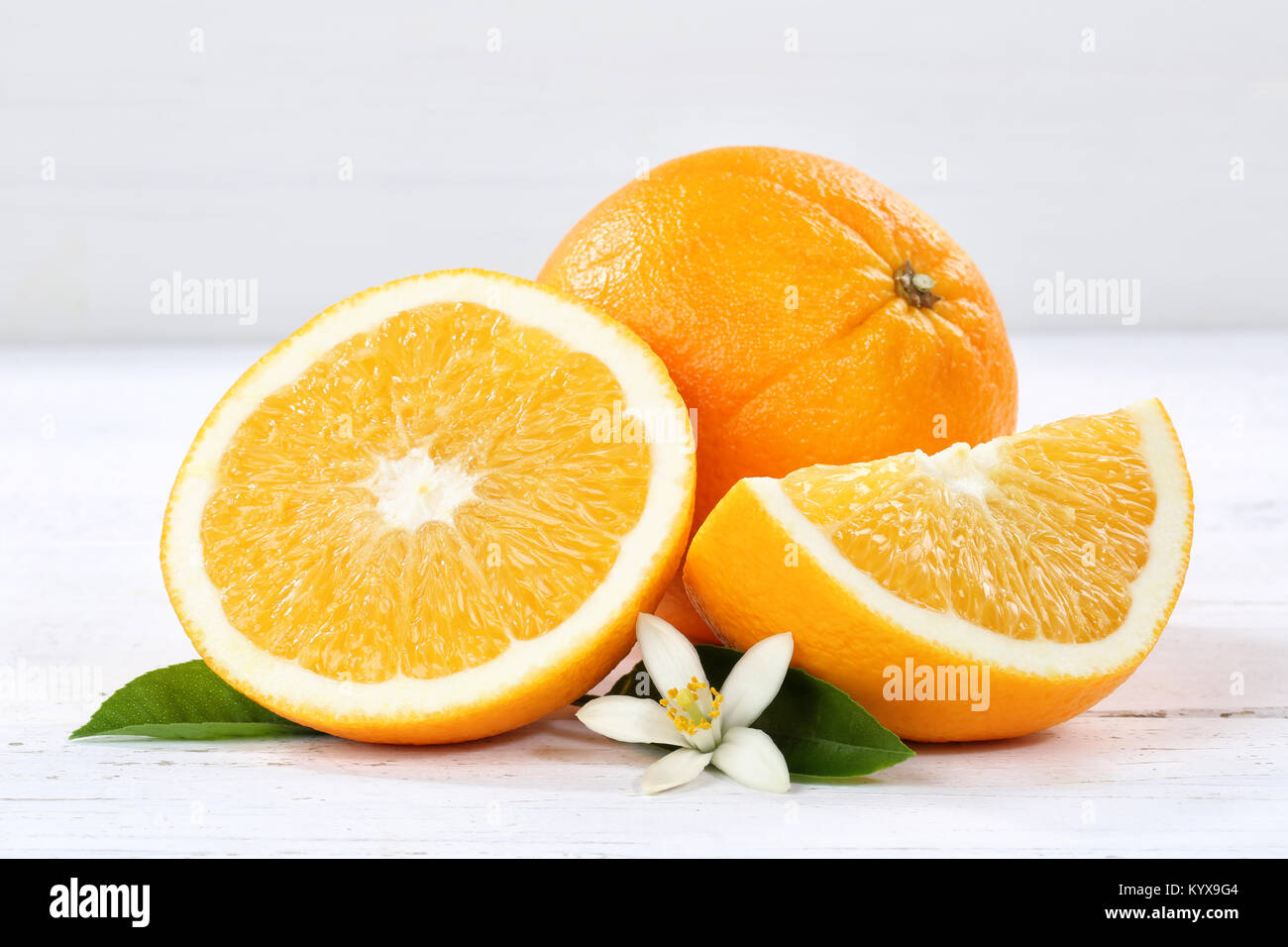 Frisch gepresster Orangen Obst Früchte auf einem Holzbrett Holz Stockfoto