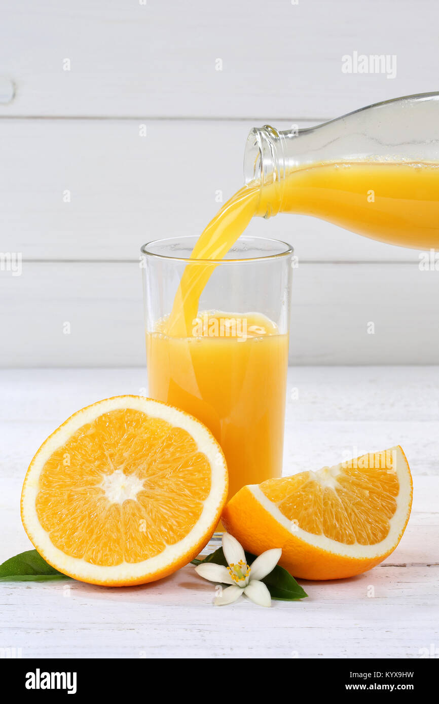 Orangensaft gießen Flasche Hochformat Orangen Obst Früchte gießen Trinken Stockfoto
