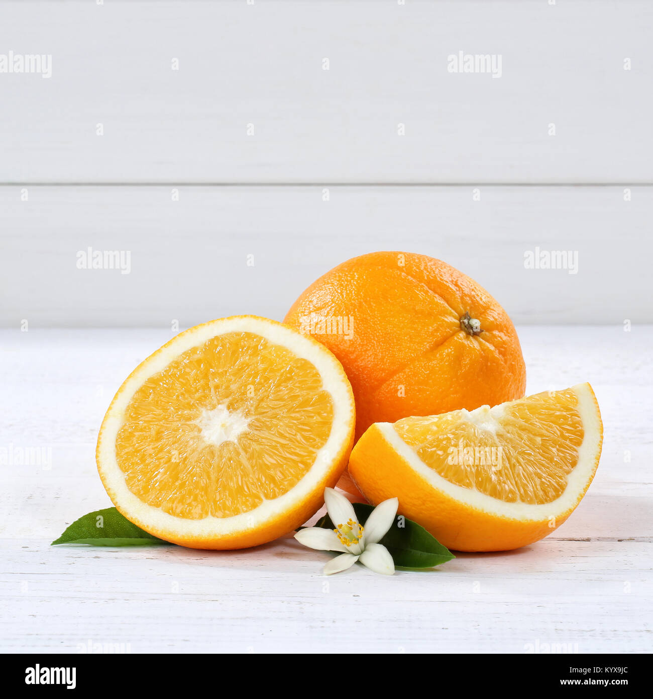 Frisch gepresster Orangen Obst Früchte square Copyspace auf einem Holzbrett Holz Stockfoto