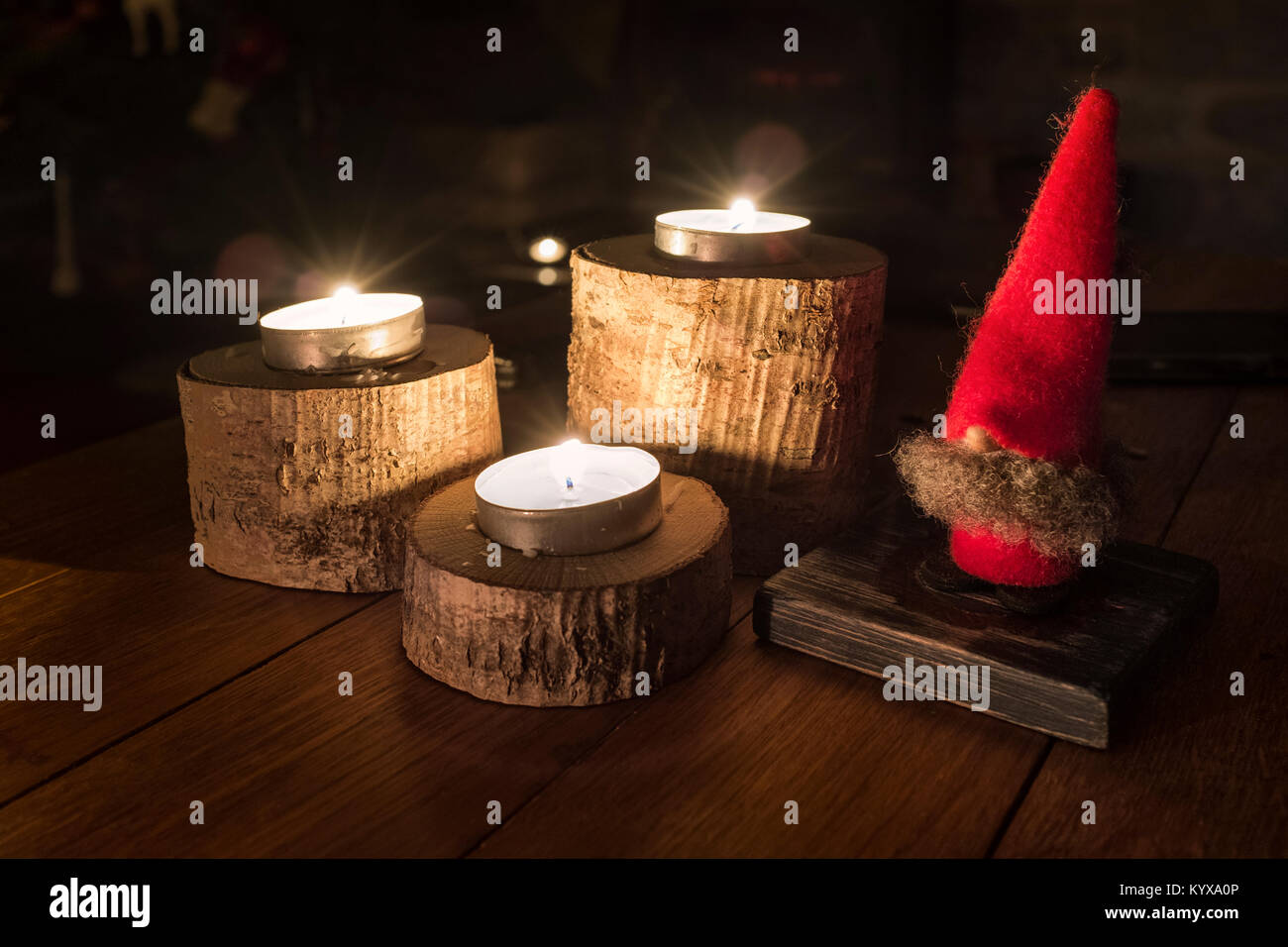 Skandinavische Tomte oder nisse und Tee Kerzen. Stockfoto