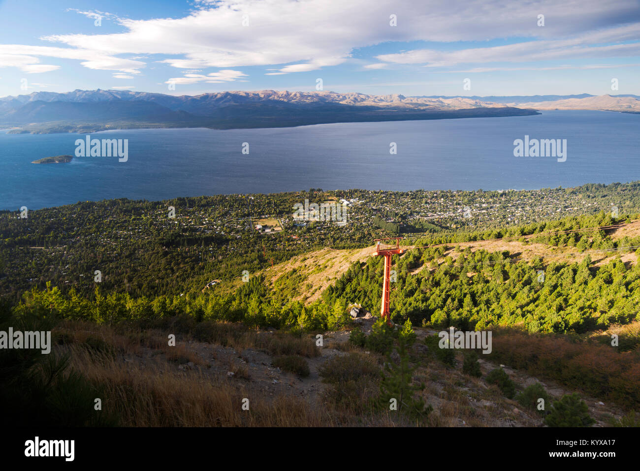 Antenne anheben und die wunderschöne Landschaft von San Carlos de Bariloche, Argentinien Stockfoto