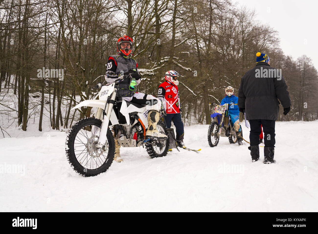 KLASTEREC NAD ORLICÍ können, TSCHECHISCHE REPUBLIK - 29. Januar: Motorrad skijöring Racers vorbereiten für Fahrt, am 29. Januar 2017 in Klasterec nad Orlicí können. Stockfoto