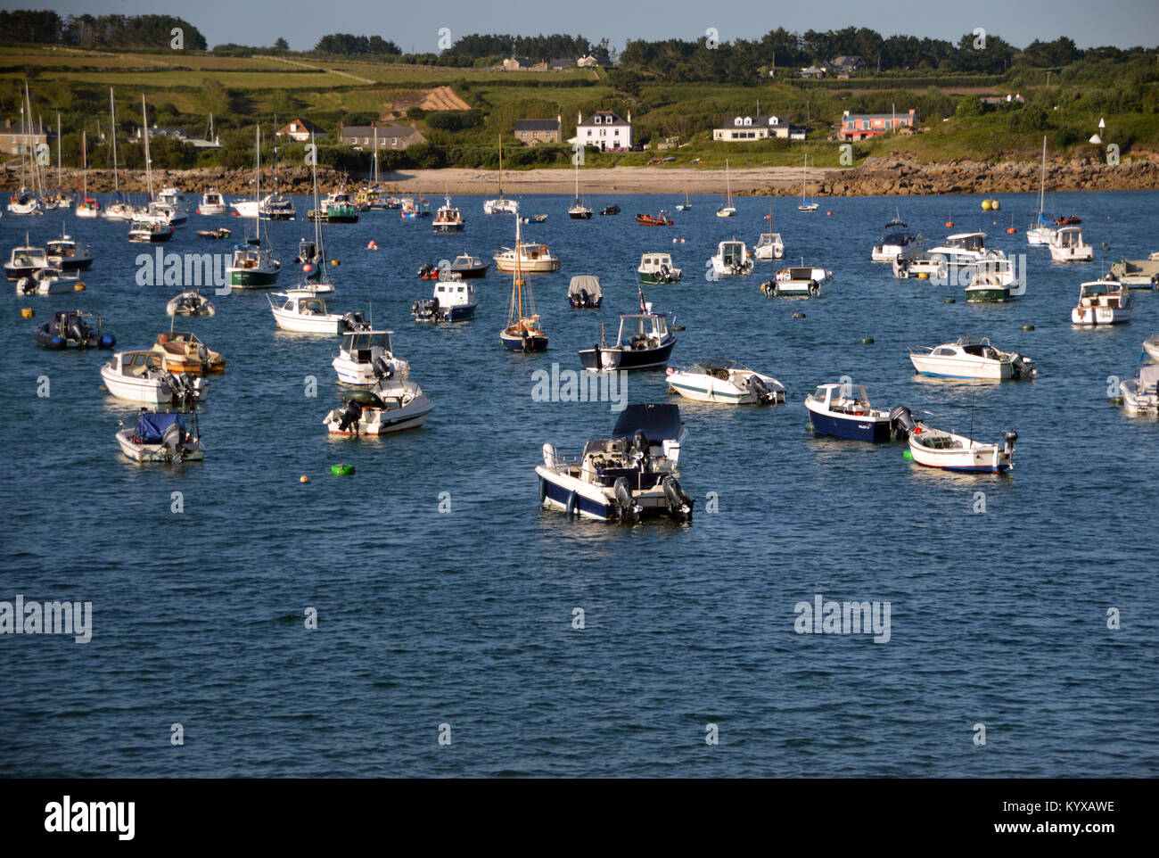 Kleine Angeln & Boote vor Anker in der Bucht von Hugh Town Harbour St Marys Insel, Isles of Scilly, England, Cornwall, Großbritannien. Stockfoto