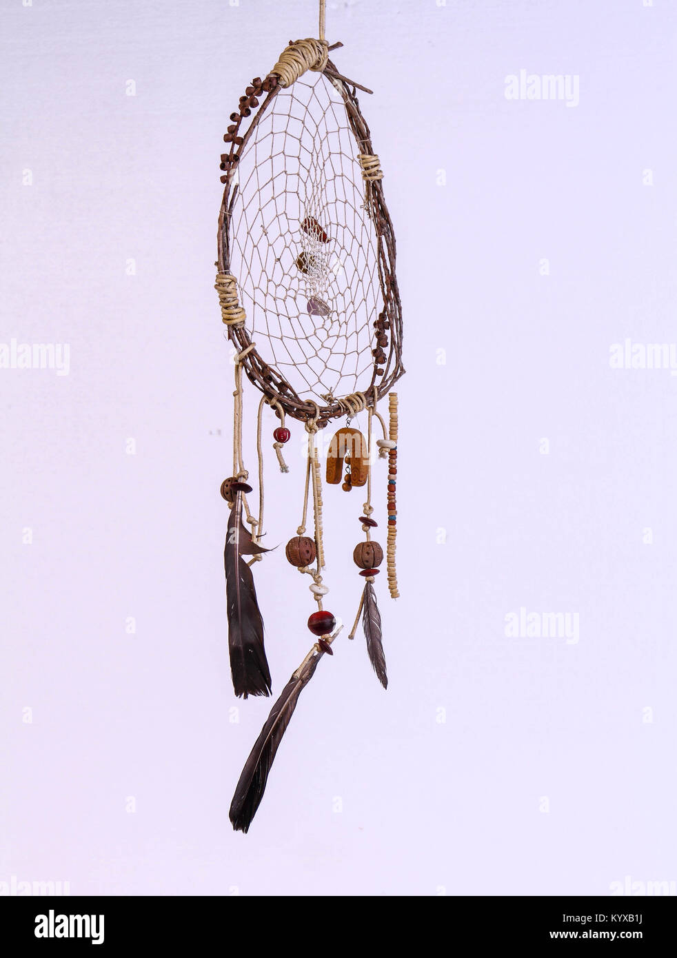 Ein Dream Catcher schwebt in der Luft, Bild im Hochformat mit Kopie Raum Stockfoto