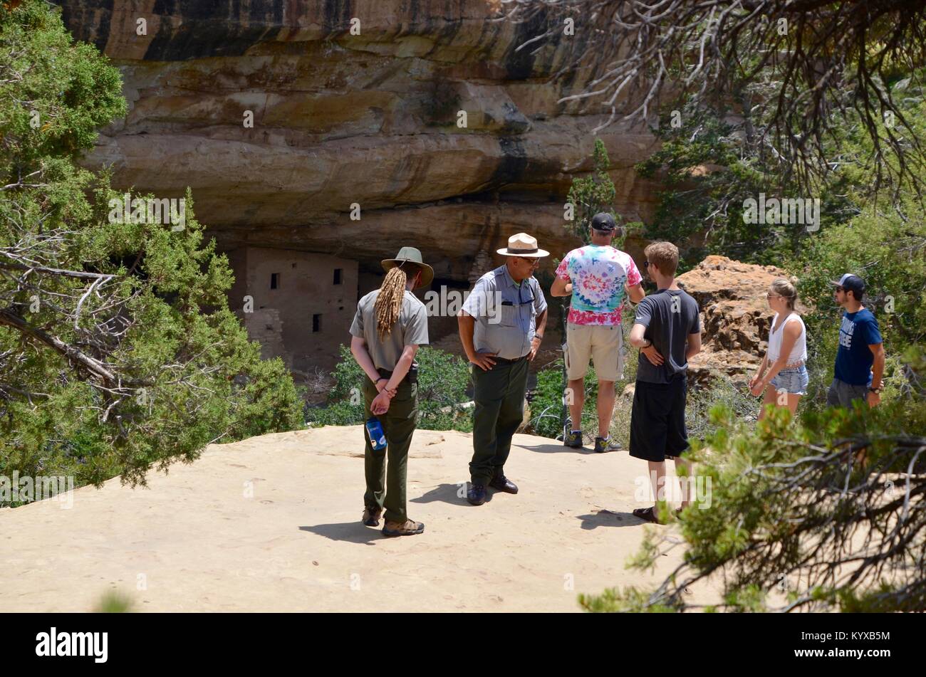 Park Rangers, der Informationen für Touristen im Mesa Verde Nationalpark Colorado USA Stockfoto