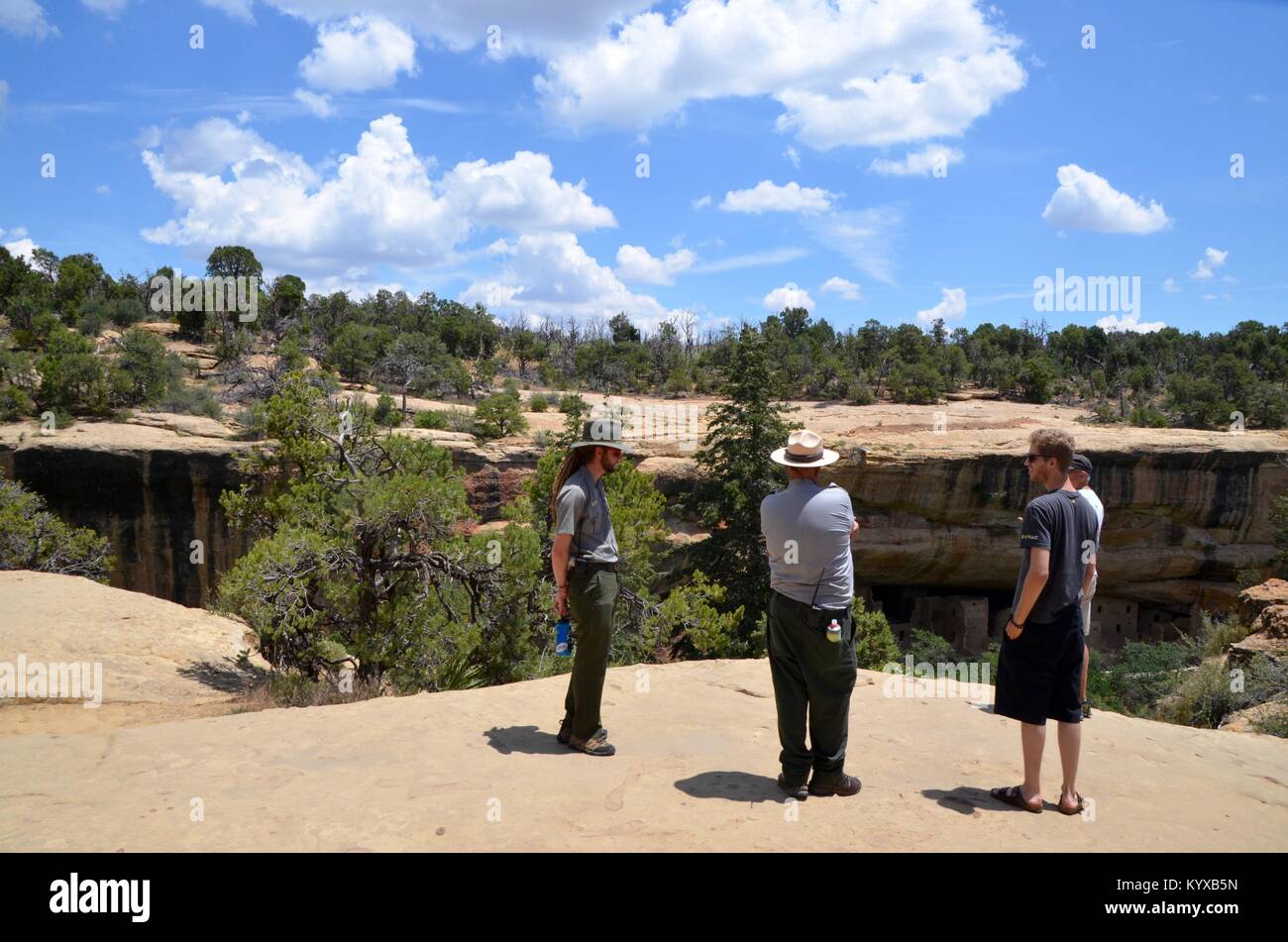 Park Rangers, der Informationen für Touristen im Mesa Verde Nationalpark Colorado USA Stockfoto