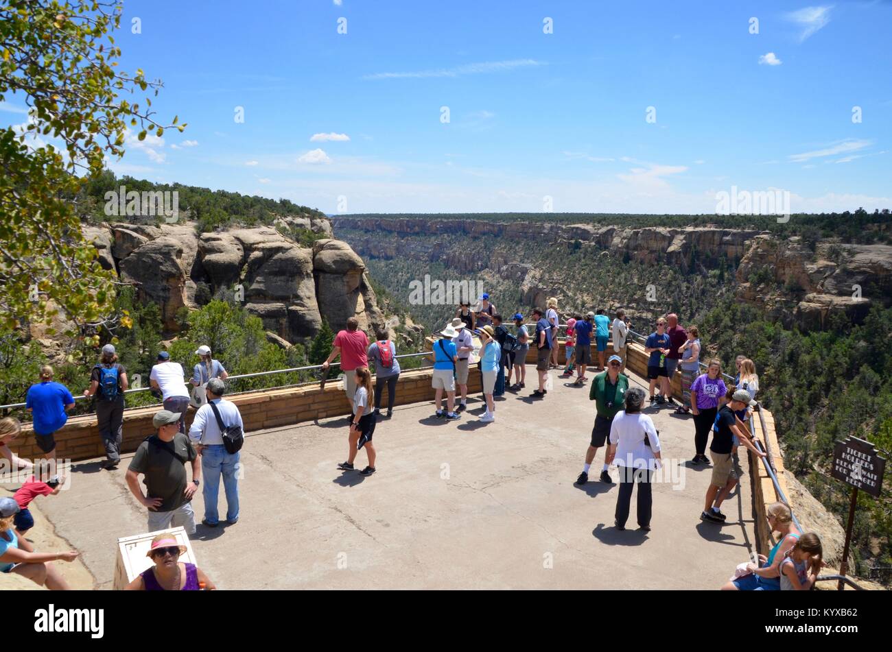 Touristen am Cliff dwellings Mesa Verde National Park Colorado USA Stockfoto
