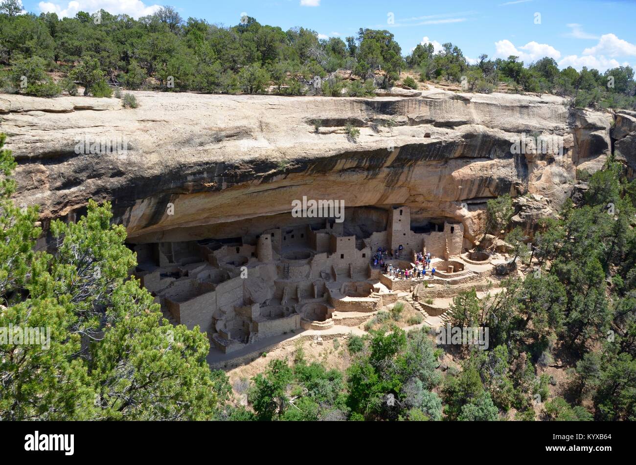 Touristen am Cliff dwellings Mesa Verde National Park Colorado USA Stockfoto