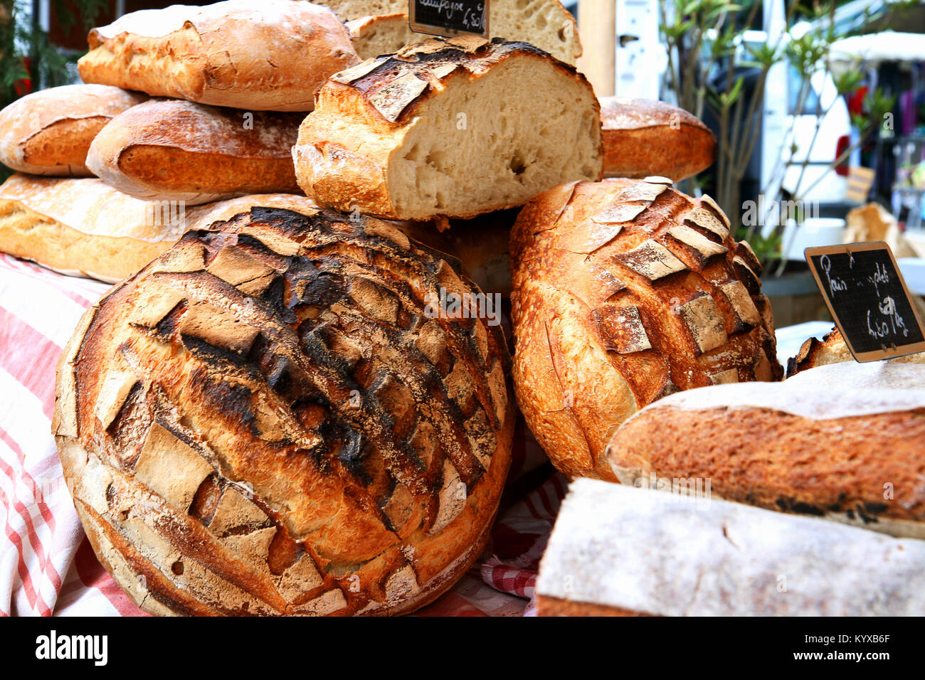 Frisches Brot auf einem Marktstand in der Provence, Frankreich. Nahaufnahme, runde Brote, Weizenbrote Stapel. Stockfoto