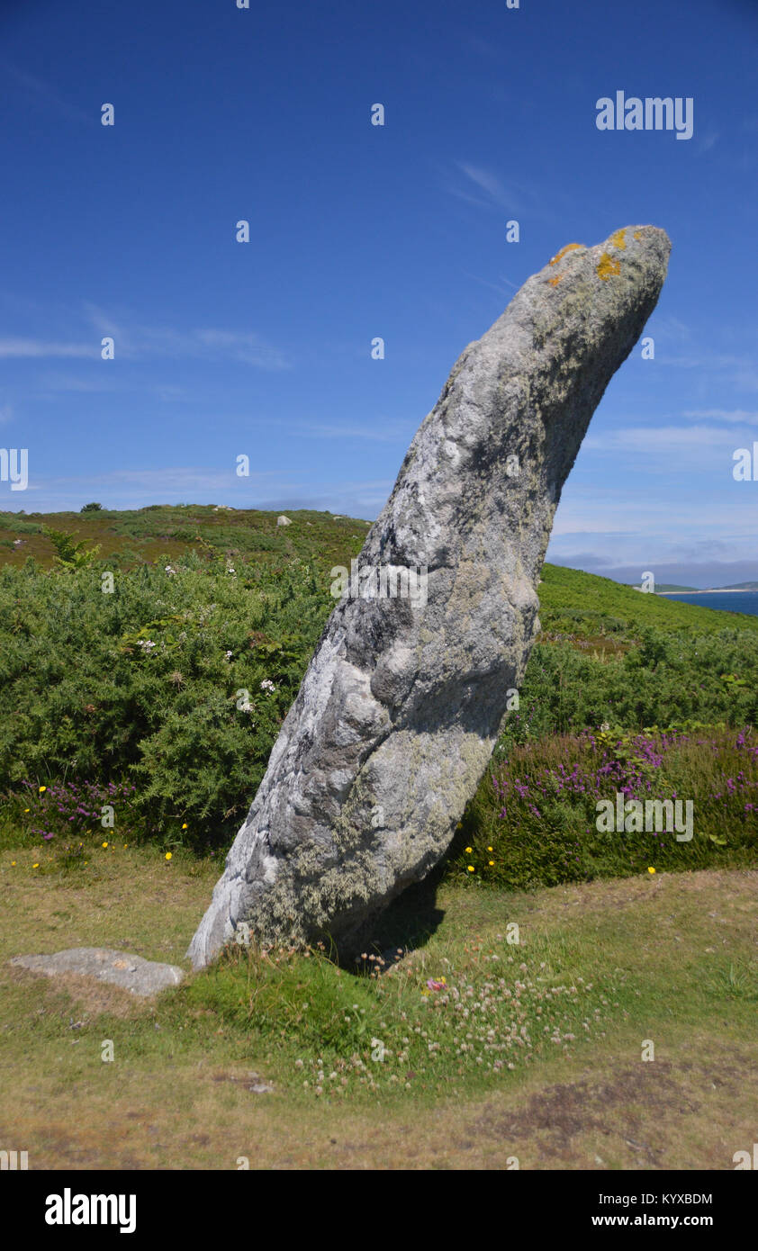 Alte Mann der Gugh der Bronzezeit Standing Stone in der Nähe von Kitten Hill auf der Insel Gugh, die hl. Agnes, die Scilly Inseln, England, Cornwall, Großbritannien. Stockfoto