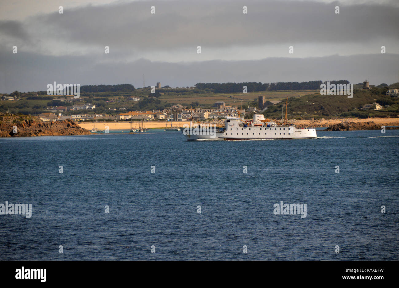 Die scillonian III Weitergabe Porthcressa Strand, Hugh Town auf der St Mary's von St Agnes Insel, Isles of Scilly, England, Cornwall, Großbritannien. Stockfoto