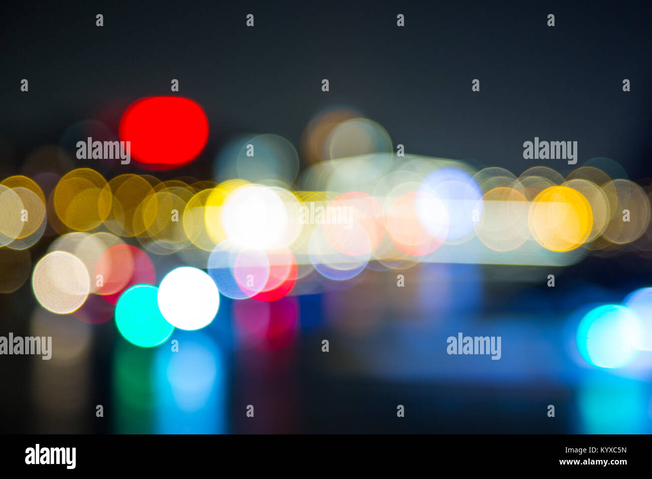 Schöne bunte Blur bokeh Hintergrund mit blauen, roten und gelben Farben in der Nacht Stockfoto