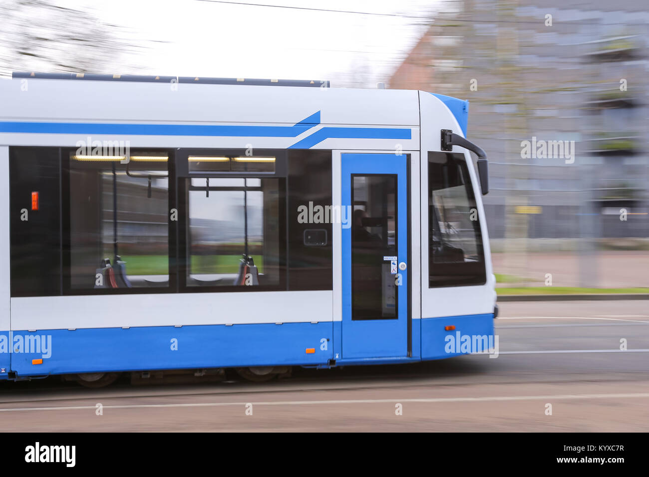 AMSTERDAM, NIEDERLANDE - 12 Januar, 2018: Motion verschwommen (geschwenkt) Aufnahme von sich bewegenden City Tram in den Straßen Stockfoto