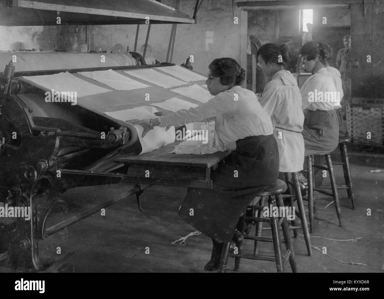 Mädchen arbeiten bei ' Zerfleischen ' in Bonanno Wäscherei, 12 Foster Wharf. Alle sind 15 Jahre alt und gehe zur Fortsetzung Schule Stockfoto
