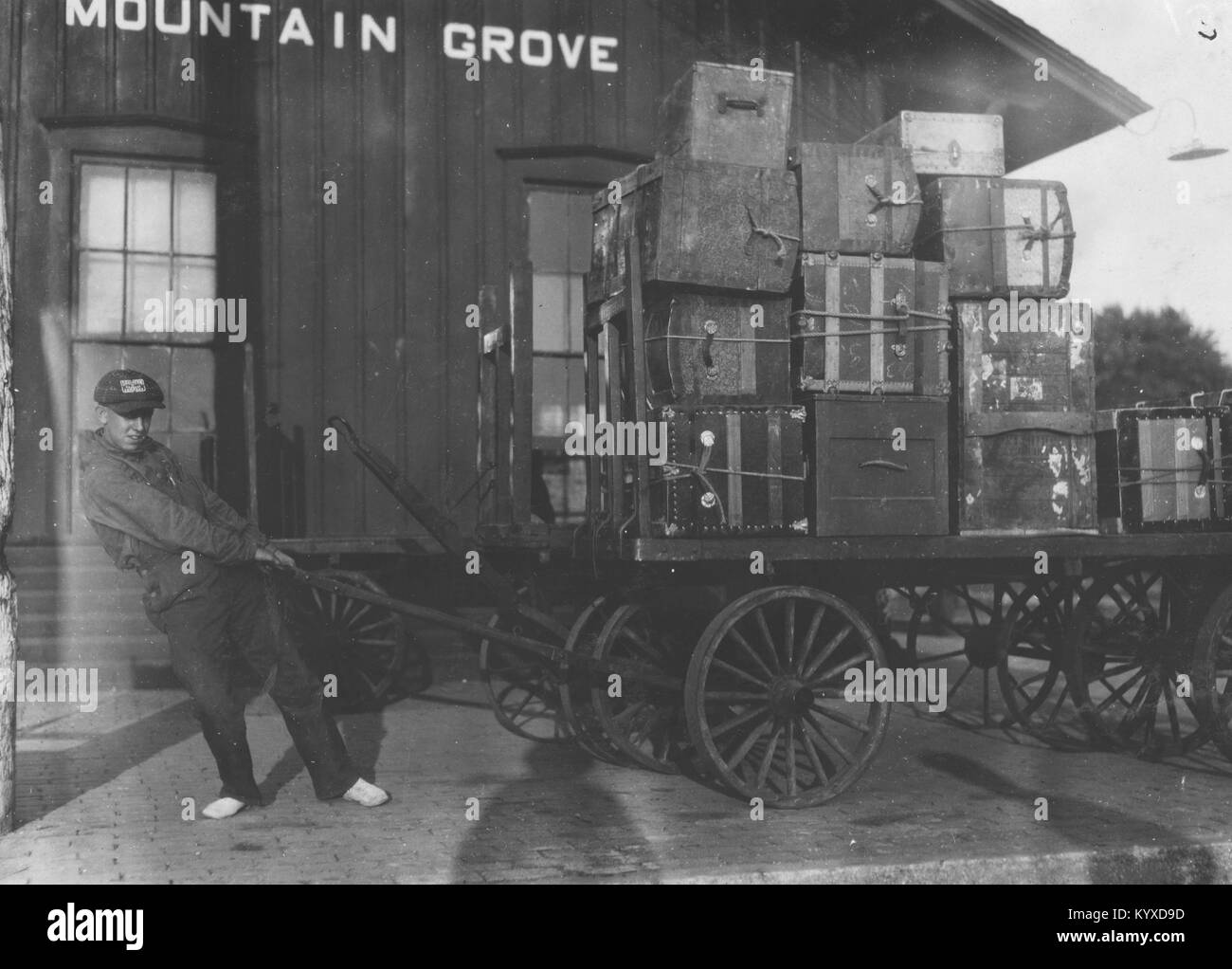 15 jährige zieht einen Karren voll mit Gepäck für gut Fargo Express Rail Stockfoto