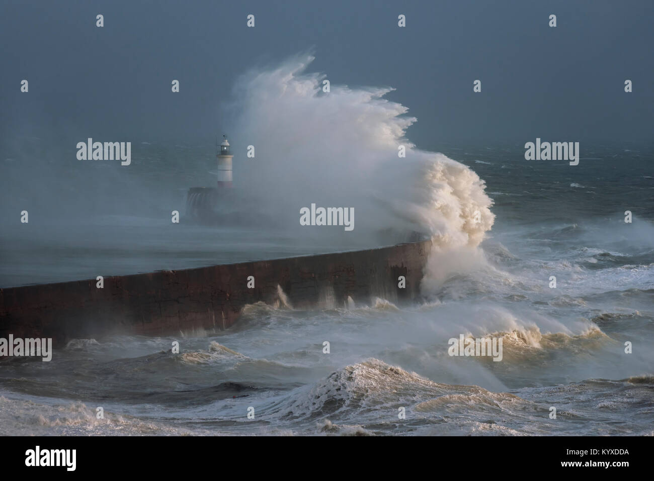 Massive Welle in Newhaven - Großbritannien Stockfoto