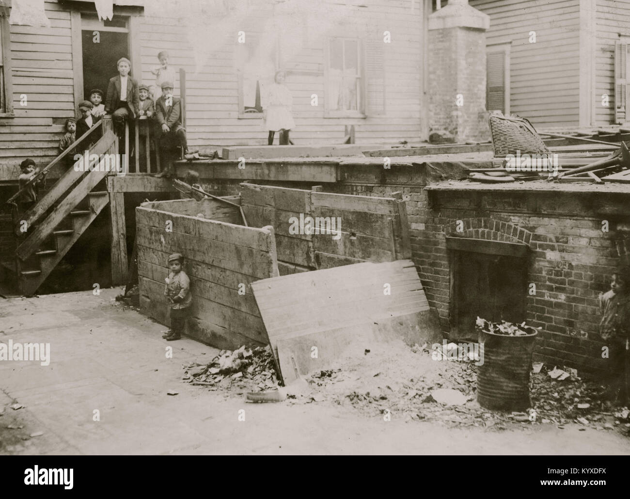 Eingang zum überfüllt, schmutzigen Haus der Hebamme, hintere Mietshaus auf Fichte Street, Providence, RI Stockfoto