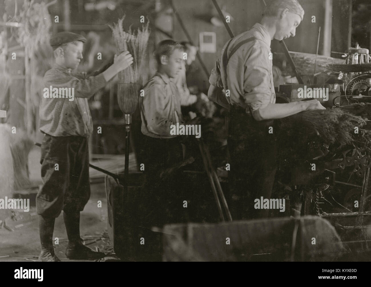 Jungen an den Besen Maschinen unterstützen. S. W. Brown MFG. Co.. Stockfoto