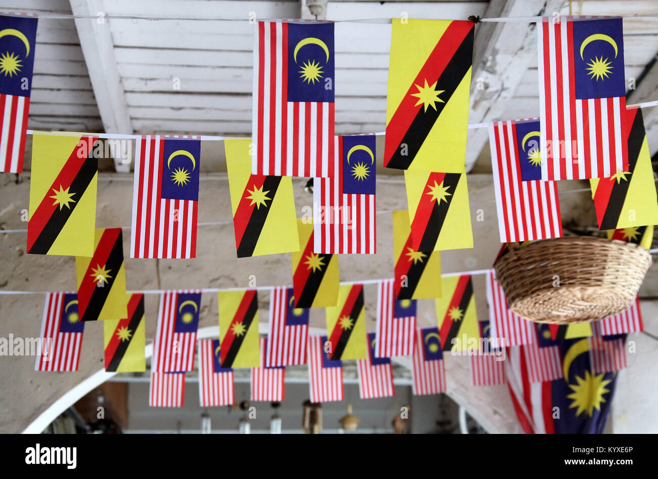 Flaggen von Malaysia und Sarawak in Kuching. Stockfoto