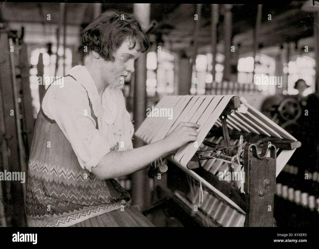 Young Girl Woks auf Seidenfaden Maschine Stockfoto